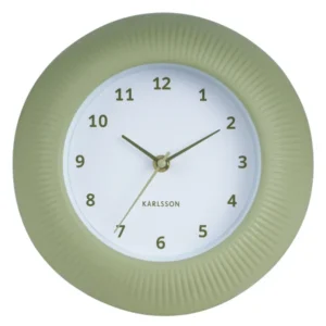 Grüne Wanduhr mit geripptem Rand, weißem Zifferblatt und goldfarbenen Zeigern