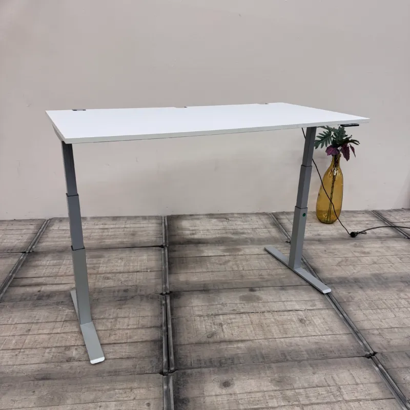 Elektrisch höhenverstellbarer Planmöbel Schreibtisch Weiß Büro Tisch gebraucht