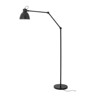 Stehlampe Riven – in der Farbe Schwarz mit Messingdetails