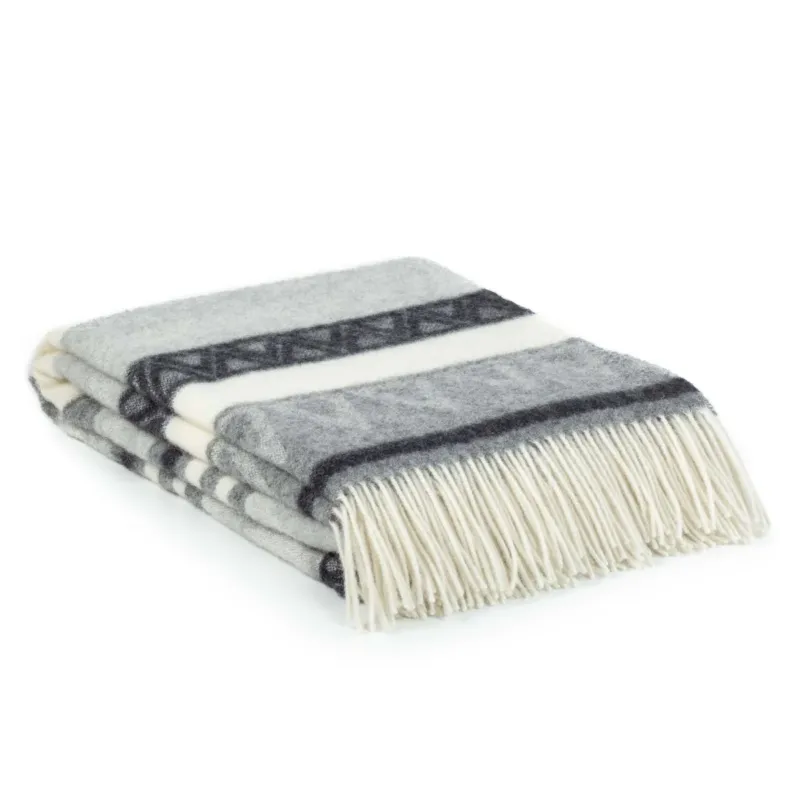 Folded Wool Throw Blanket Triangel in grey and white triangle pattern